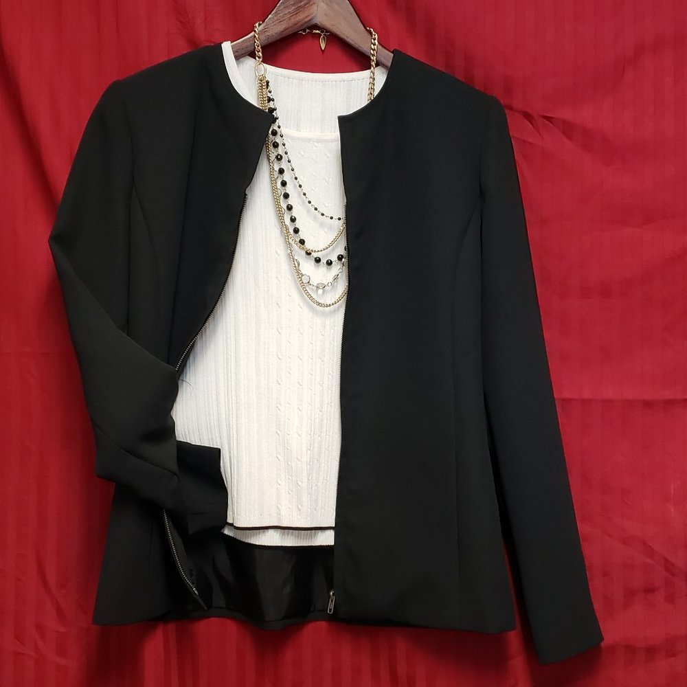 🍁Versatile, soft stretchable sleevless white top with black trim waist. - Picture 6 of 7